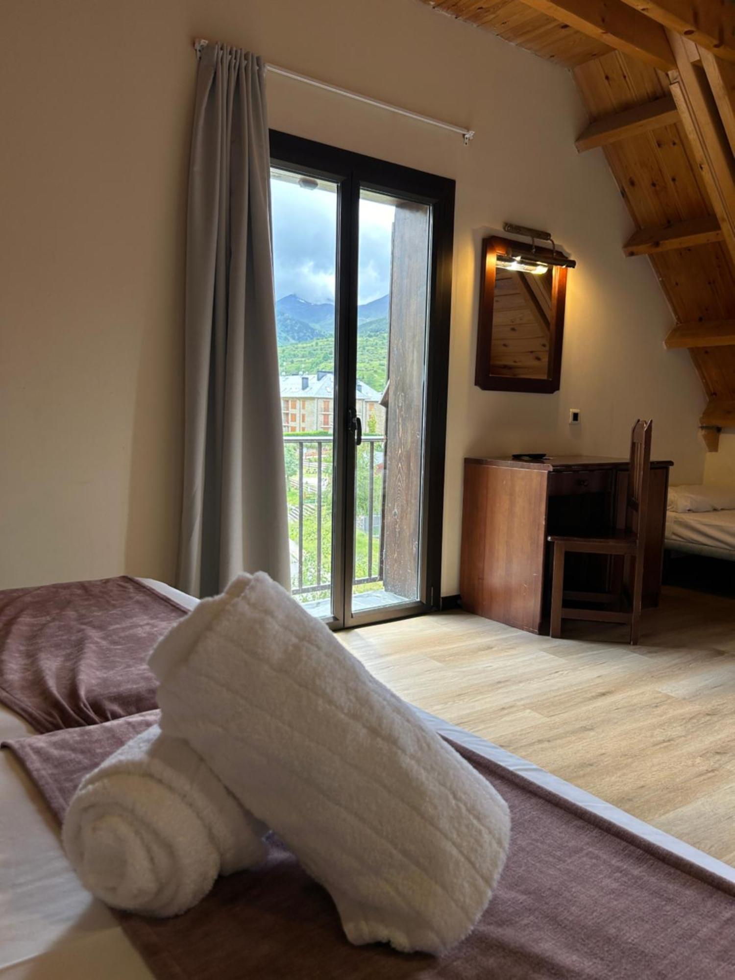 Hotel Romanic Taull Bagian luar foto