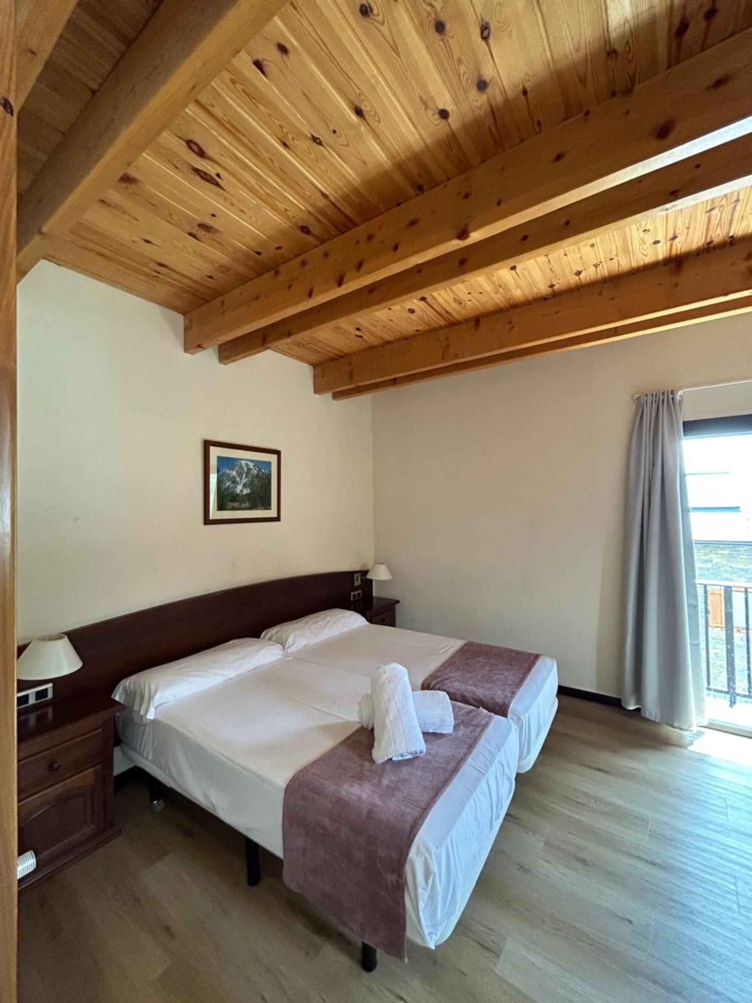 Hotel Romanic Taull Bagian luar foto