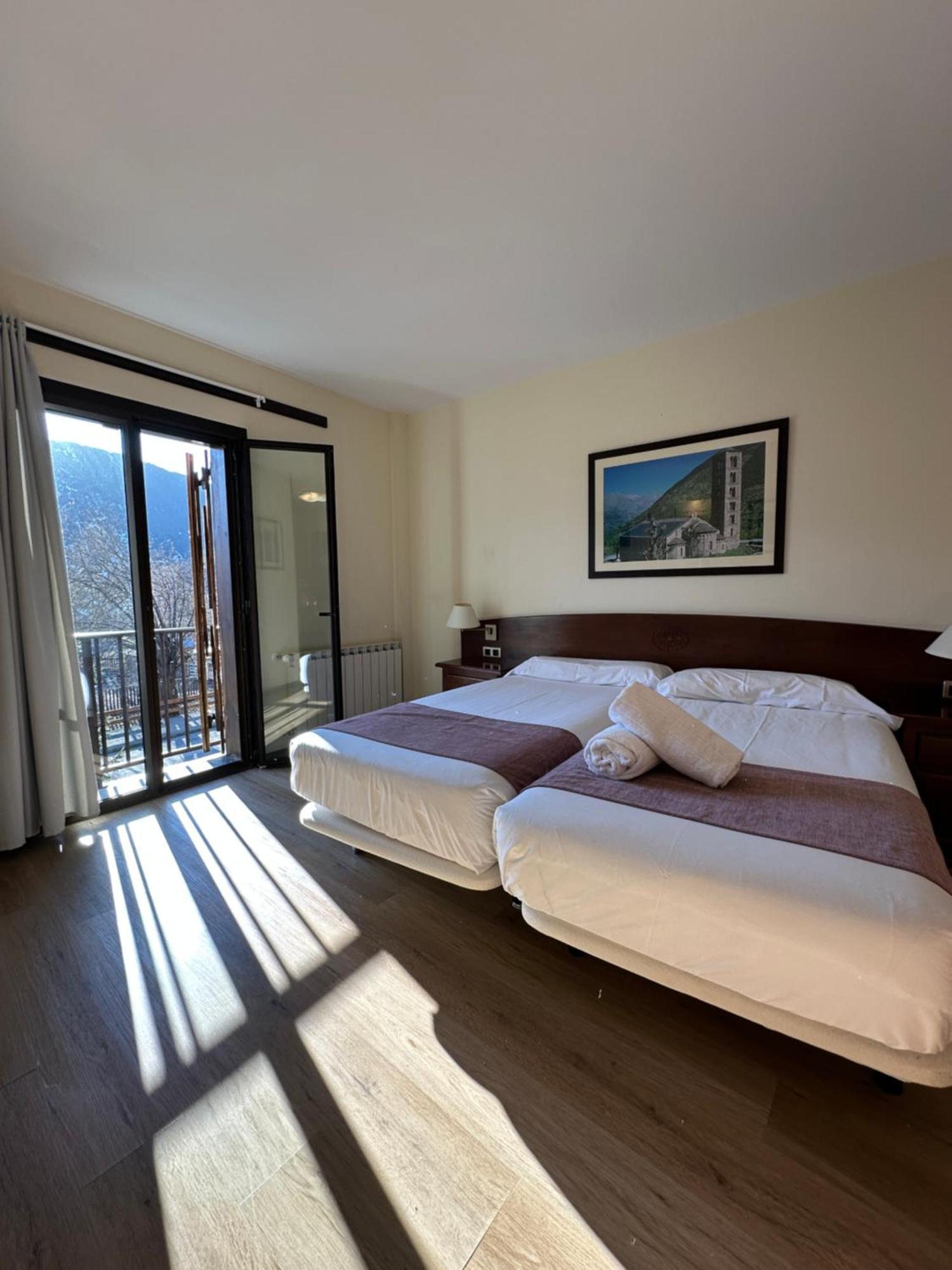 Hotel Romanic Taull Bagian luar foto