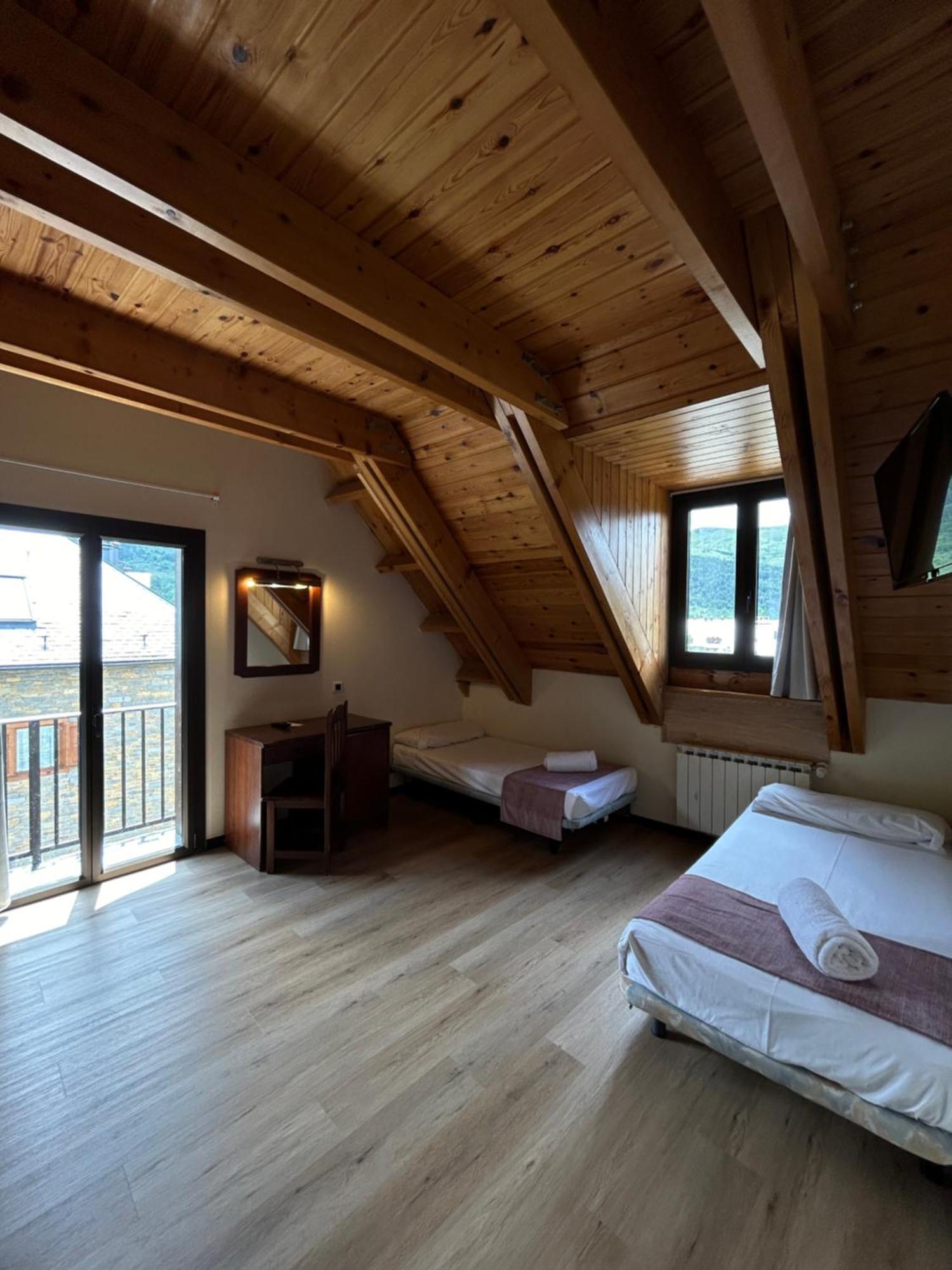 Hotel Romanic Taull Bagian luar foto