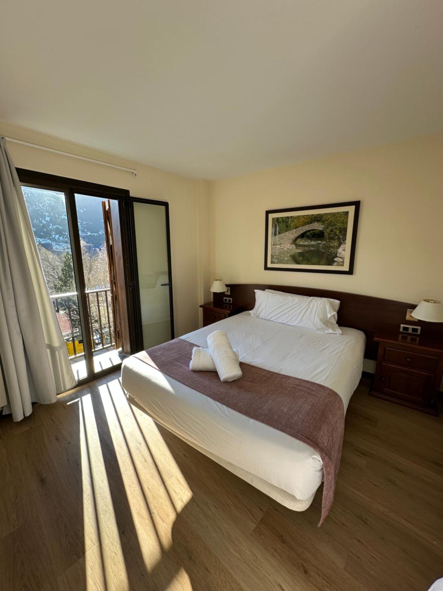 Hotel Romanic Taull Bagian luar foto